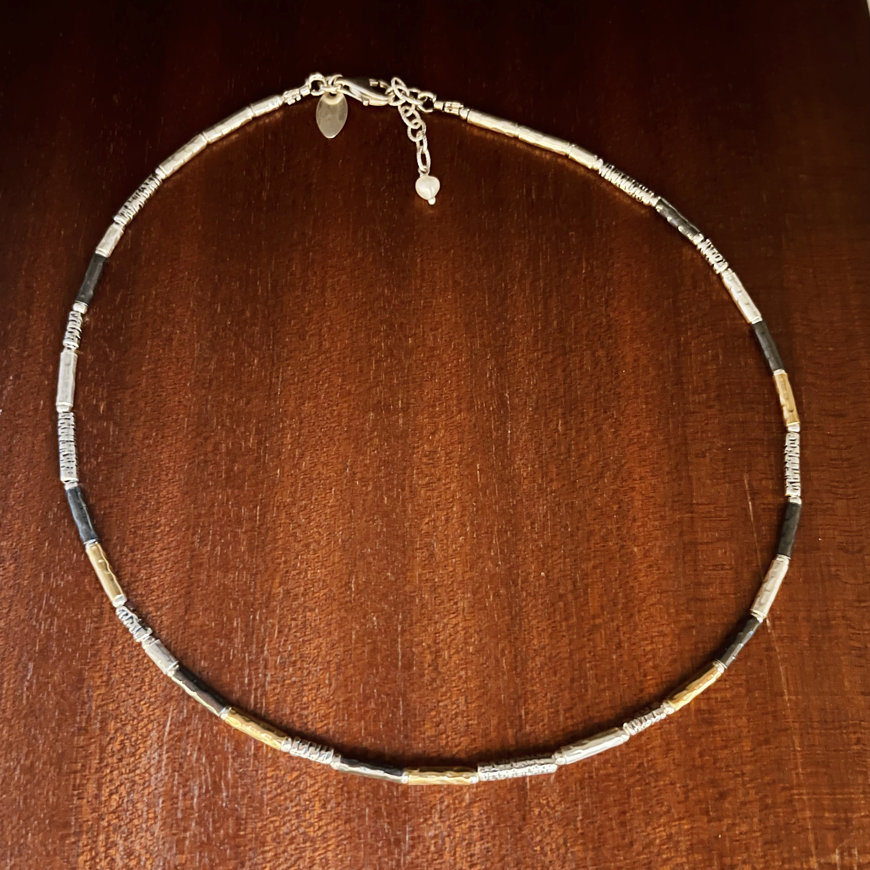 Halsband med runda stavar i silver, förgyllt och oxiderat