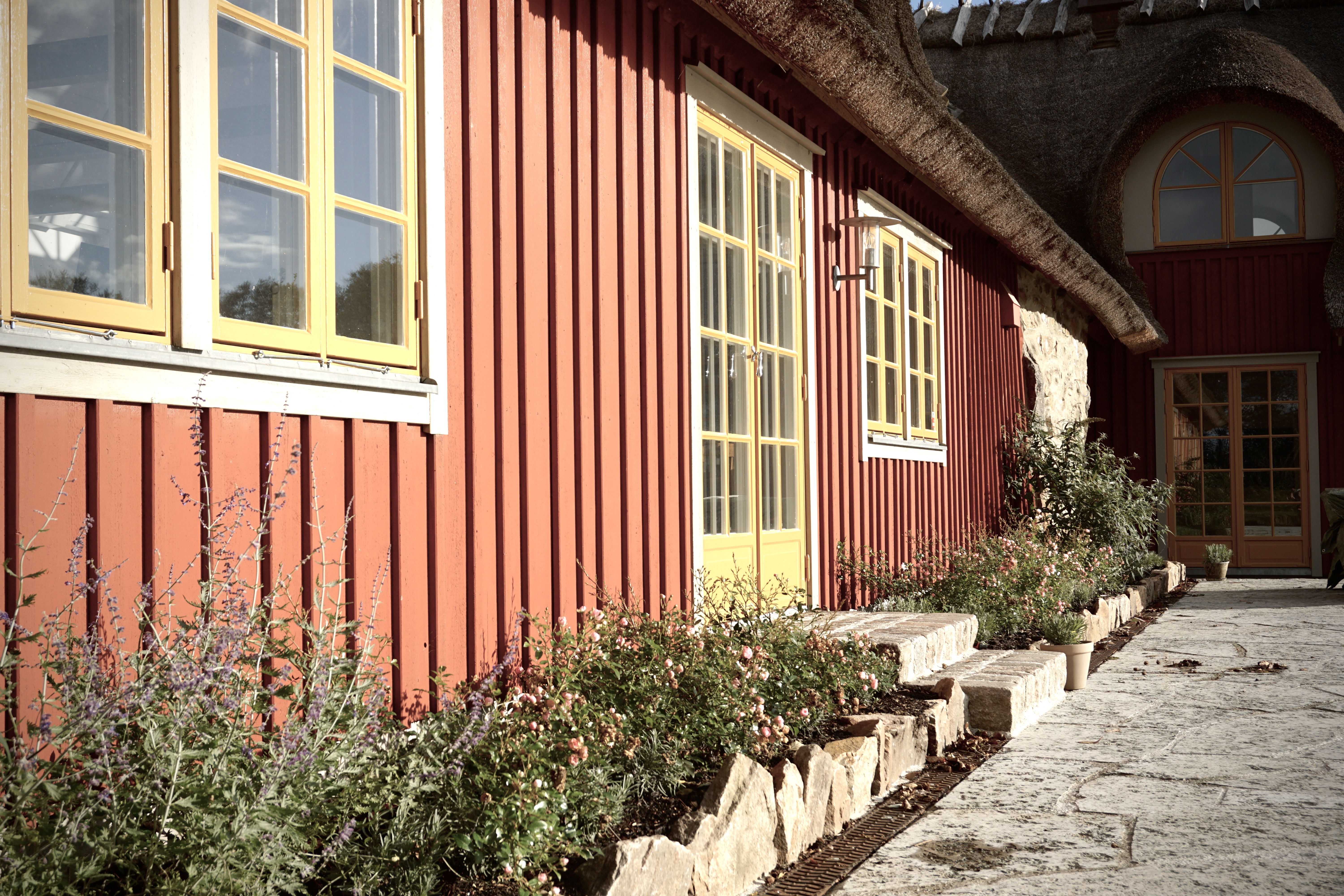 Planteringar med natursten, trappa i storgatsten terrass med kalksten