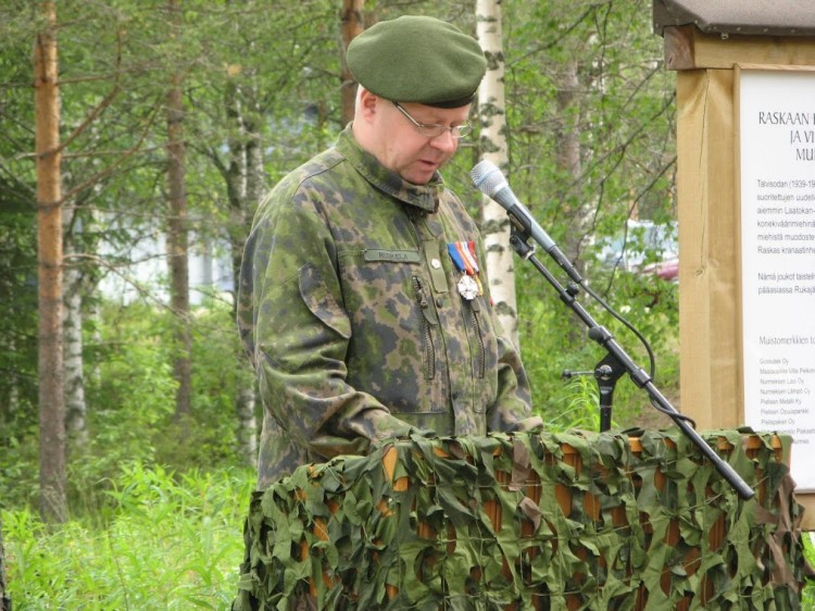Rykmenttiupseeri majuri Jari Ruskela esitti Kainuun Tykistörykmentin tervehdyksen