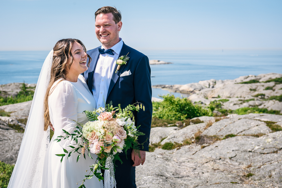 Bröllop Marstrand brudpar klippor