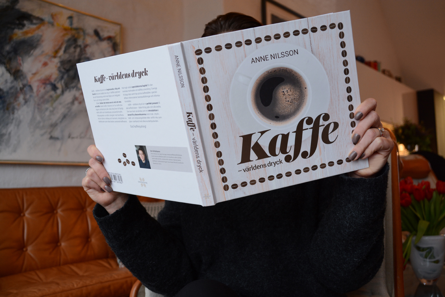 Boken "Kaffe – världens dryck" under läsning. Foto: Alfred Runow.