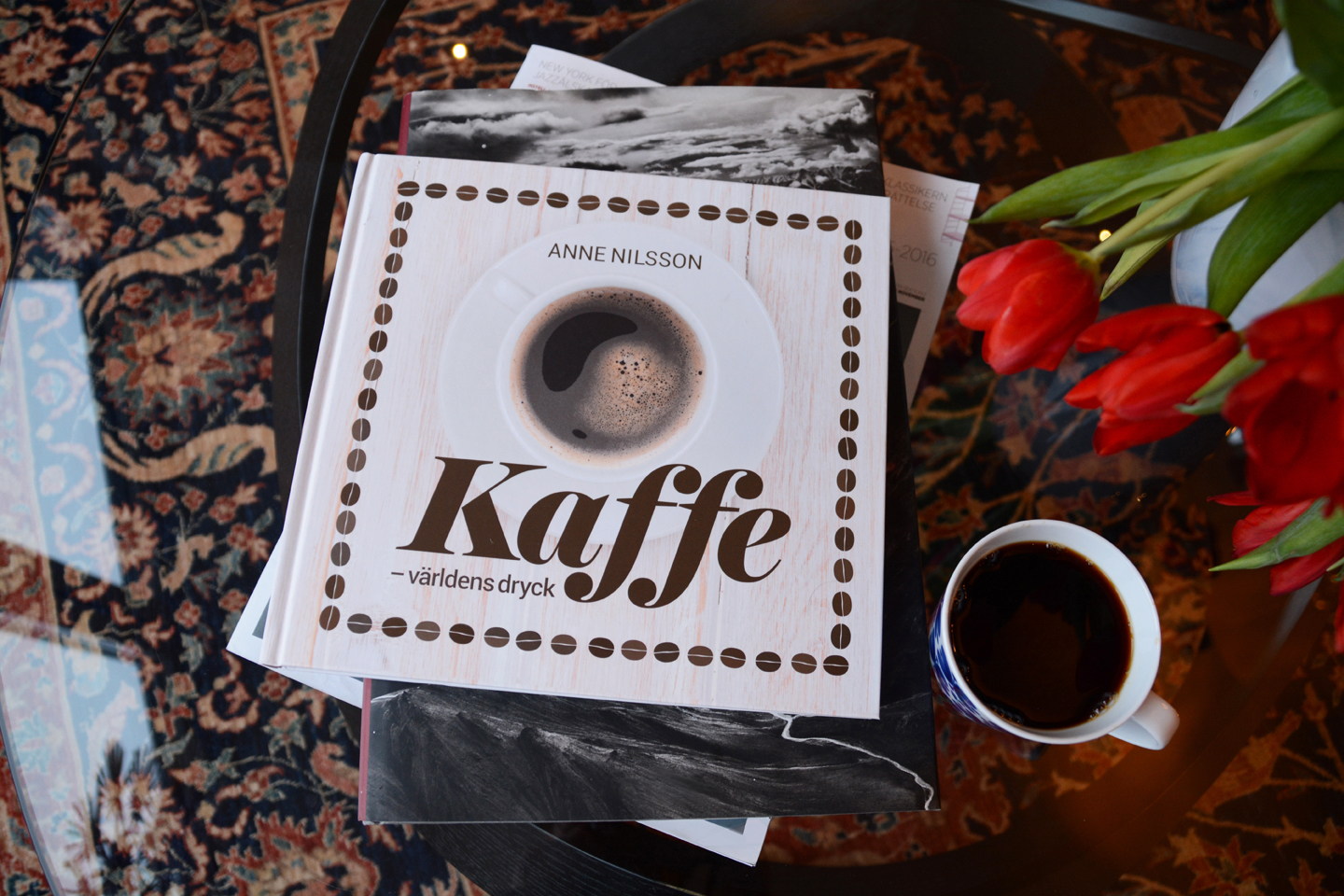 Boken "Kaffe – världens dryck" med en kopp kaffe. Foto: Alfred Runow.