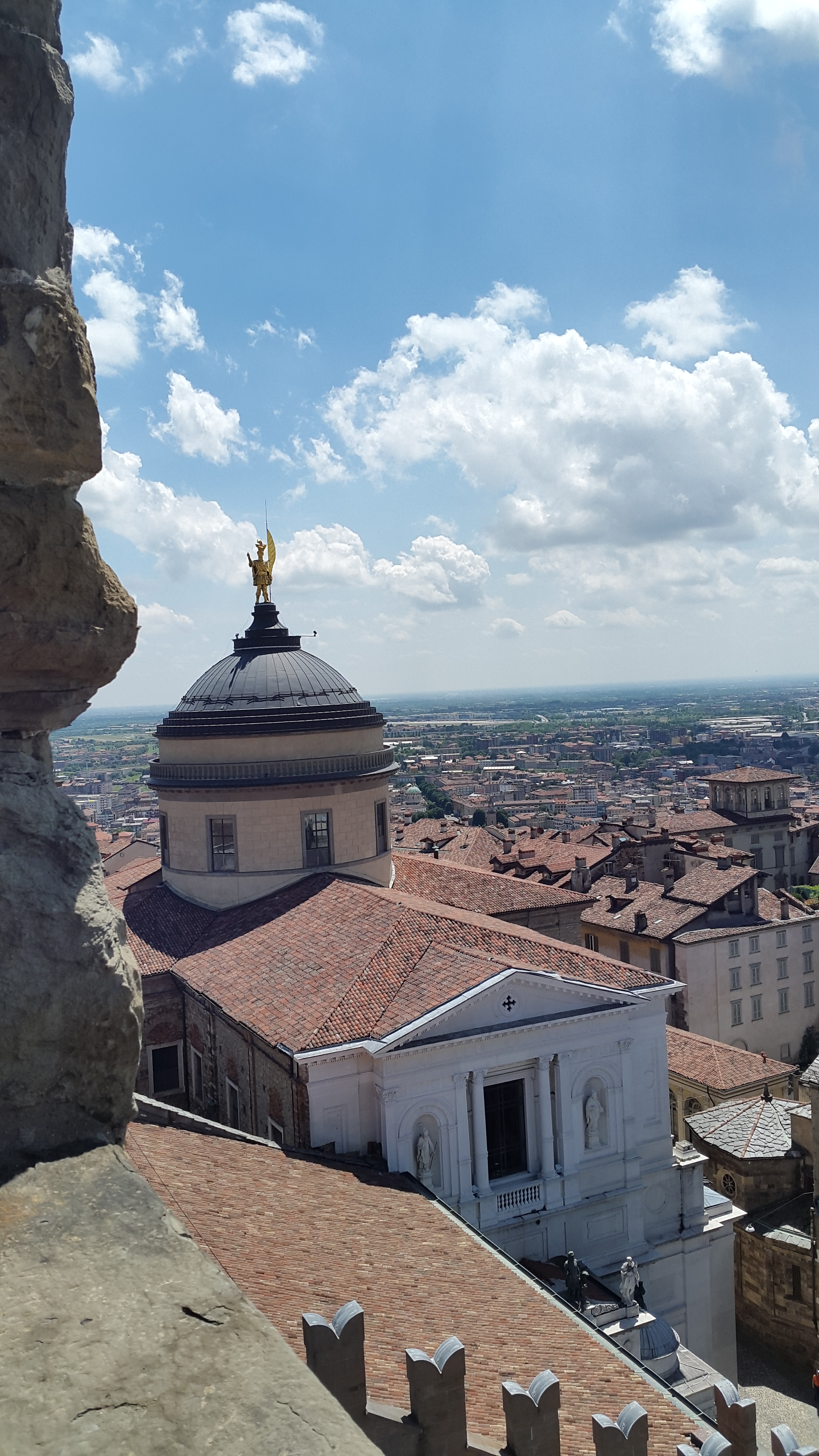 Bergamo stad med sin fina utsikt från toppen