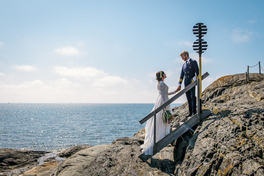 Bröllop på Åstol brudpar klippor