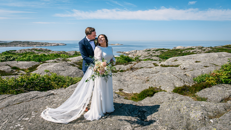 Bröllop Marstrand brudpar klippor