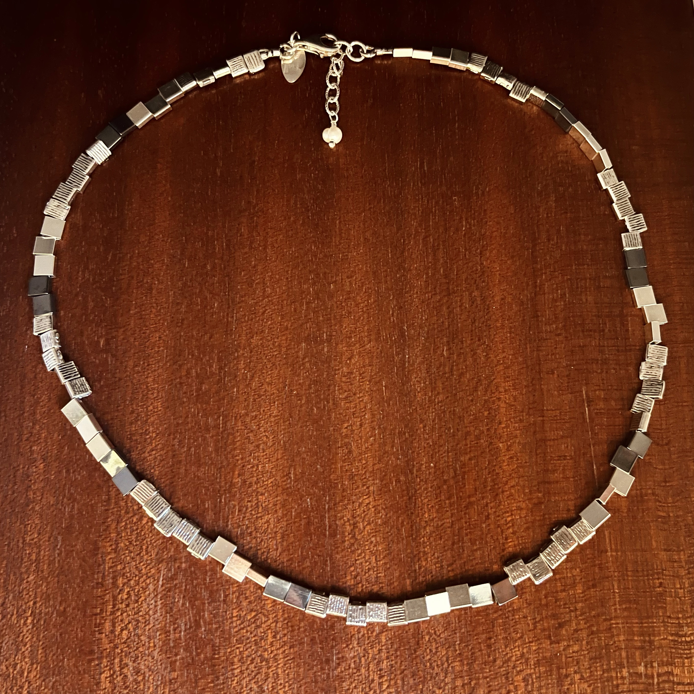 Halsband med kvadratiska plattor i naturligt och oxiderat silver