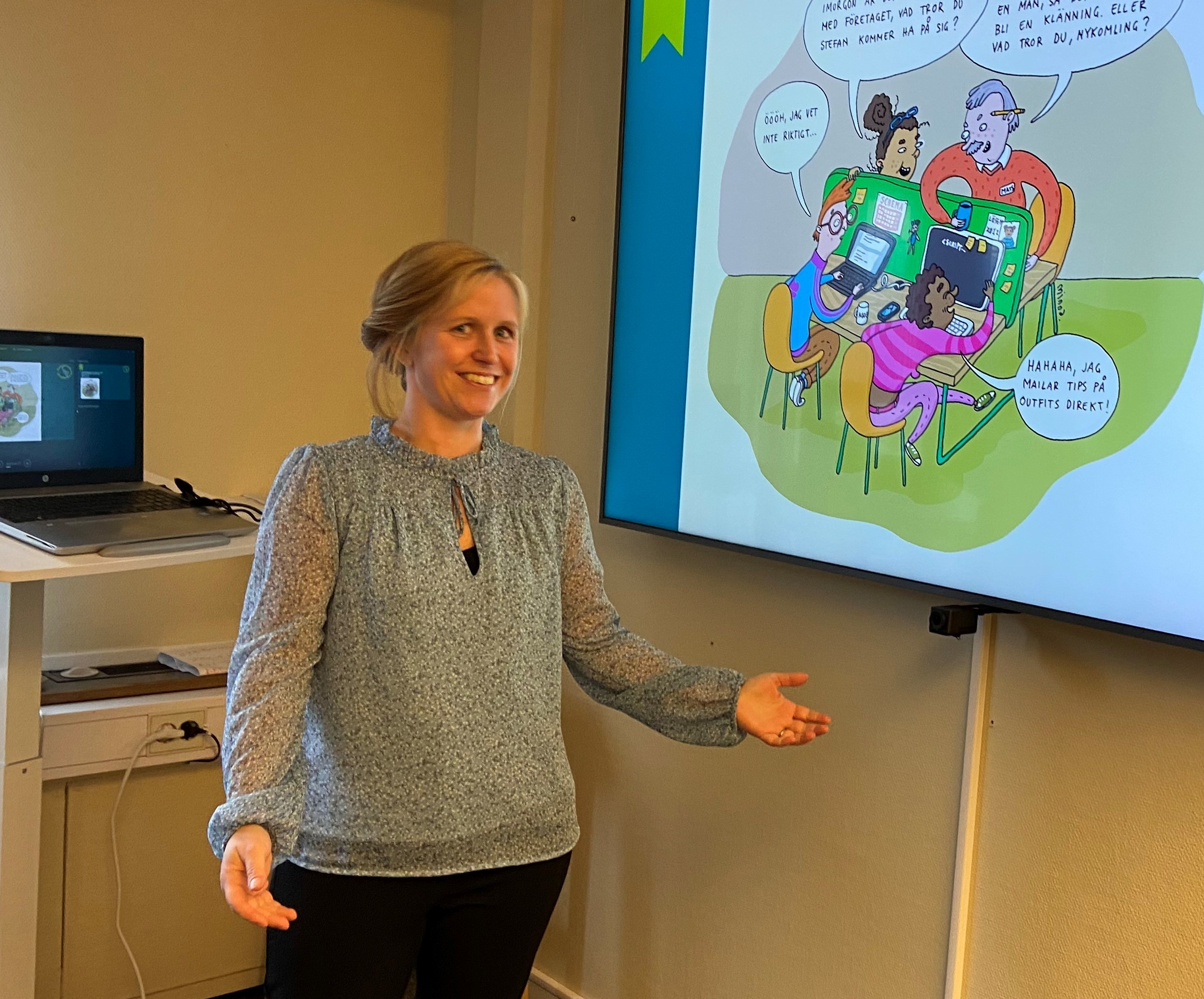 Personal föreläser framför en powerpoint