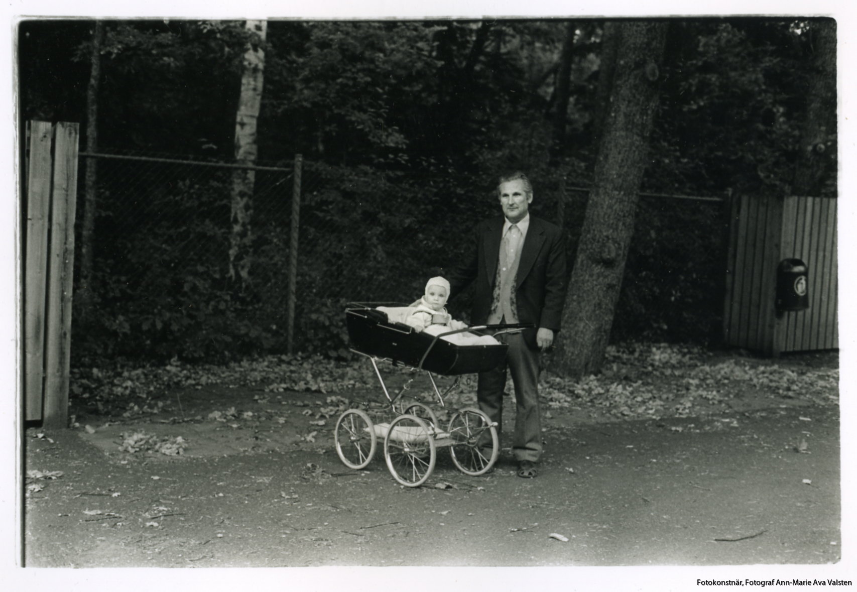 Fotokonstnär, Fotograf: Ava Valsten, Far och barnvagn