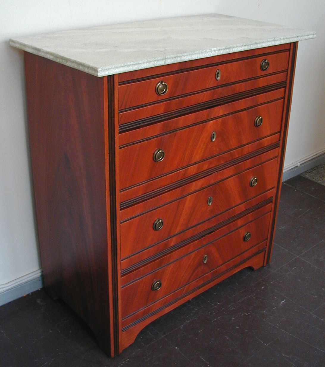 Mahognylaserad byrå med marmorerad skiva / Chest of drawers in mahogany grain and a top in marbling