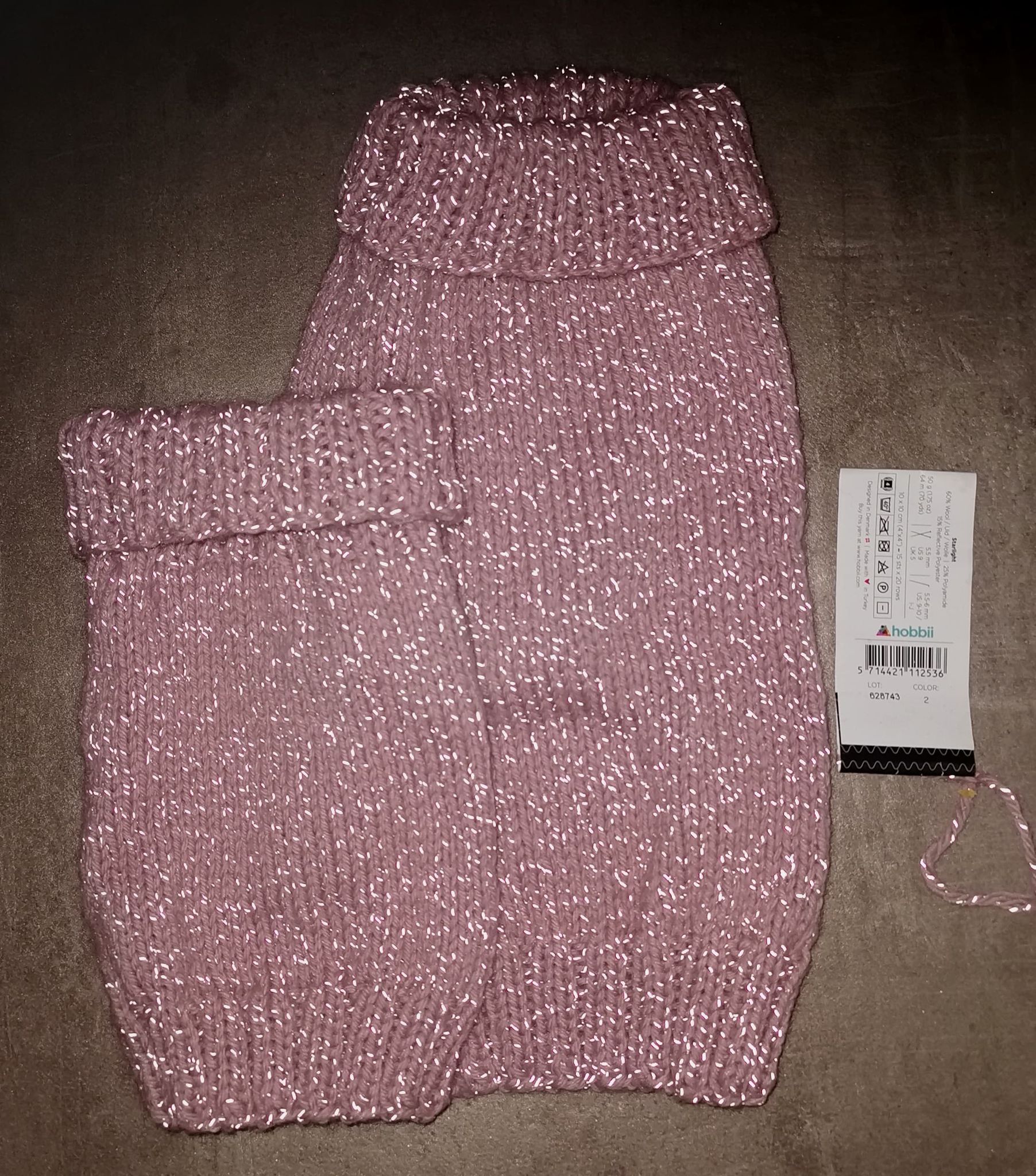 Stickad tröja, rosa, i ull och reflexgarn  20 cm